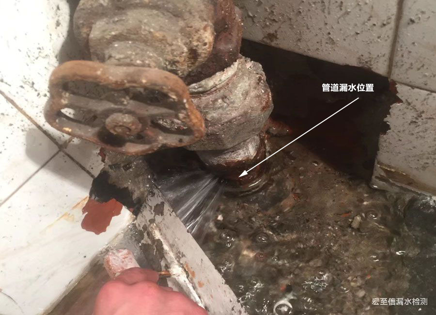 青岛崂山区主管道漏水维修施工现场